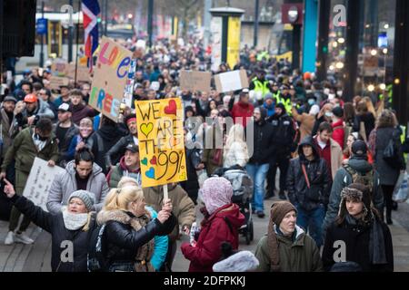 Un manifestante che canta slogan mentre gesturing durante la libertà marzo.manifestanti si portano di nuovo in strada per aumentare la consapevolezza circa i recenti blocchi e come sta influenzando i mezzi di sostentamento delle persone. Foto Stock