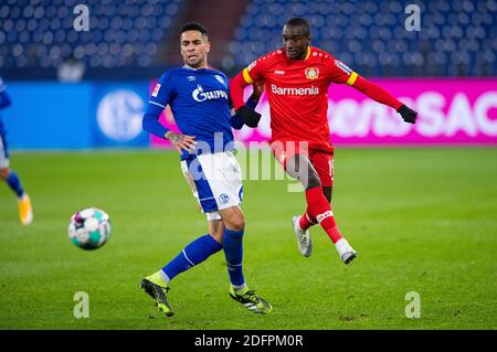 Gelsenkirchen, Germania. 06 dicembre 2020. Calcio: Bundesliga, FC Schalke 04 - Bayer Leverkusen, 10° incontro alla Veltins Arena. Moussa Diaby (r) di Leverkusen e Omar Mascarell di Schalke combattono per la palla. Credito: Guido Kirchner/dpa - NOTA IMPORTANTE: In conformità con le norme del DFL Deutsche Fußball Liga e del DFB Deutscher Fußball-Bund, è vietato sfruttare o sfruttare nello stadio e/o nel gioco le fotografie scattate sotto forma di sequenze di immagini e/o serie di foto di tipo video./dpa/Alamy Live News Foto Stock