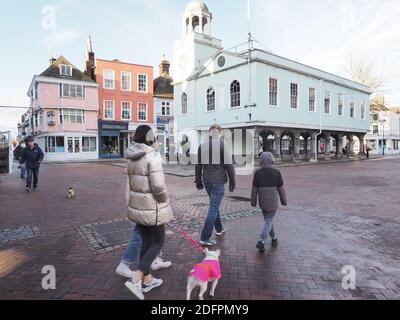 Faversham, Kent, Regno Unito. 6 dicembre 2020. Swale ha ancora uno dei più alti tassi di infezione da covidi nel paese. Foto di Faversham High Street a Swale la domenica. Credit: James Bell/Alamy Live News Foto Stock