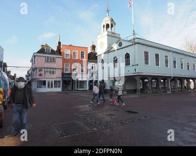 Faversham, Kent, Regno Unito. 6 dicembre 2020. Swale ha ancora uno dei più alti tassi di infezione da covidi nel paese. Foto di Faversham High Street a Swale la domenica. Credit: James Bell/Alamy Live News Foto Stock