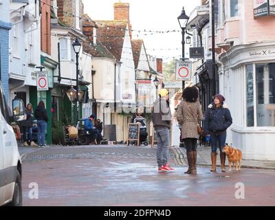 Faversham, Kent, Regno Unito. 6 dicembre 2020. Swale ha ancora uno dei più alti tassi di infezione da covidi nel paese. Foto di Faversham High Street a Swale la domenica. Credit: James Bell/Alamy Live News Foto Stock