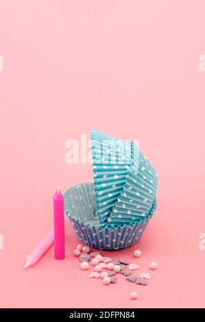 Cupcakes di carta blu su sfondo rosa Foto Stock