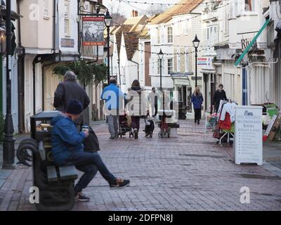 Faversham, Kent, Regno Unito. 6 dicembre 2020. Swale ha ancora uno dei più alti tassi di infezione da covidi nel paese. Foto di Faversham High Street a Swale la domenica. Credit: James Bell/Alamy Live News Foto Stock