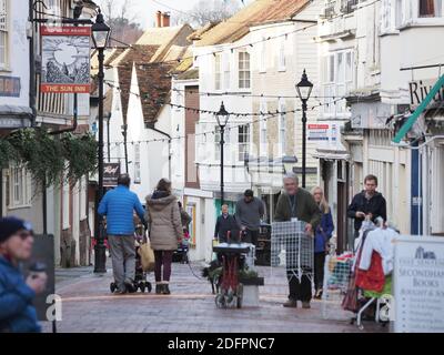 Faversham, Kent, Regno Unito. 6 dicembre 2020. Swale ha ancora uno dei più alti tassi di infezione da covidi nel paese. Foto di Faversham High Street a Swale la domenica. Credit: James Bell/Alamy Live News Foto Stock