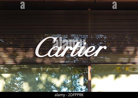 Banner Cartier sulla parete dell'ingresso del negozio di moda Cartier. Nisantasi, Turchia. Foto Stock