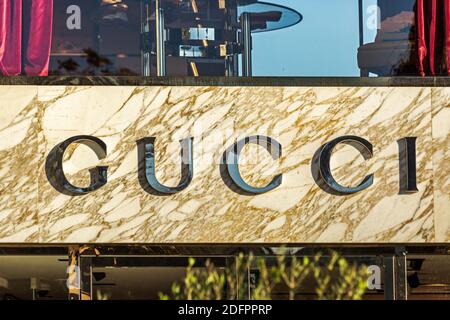 Banner Gucci sulla parete dell'ingresso del negozio di moda Gucci. Nisantasi, Turchia. Foto Stock