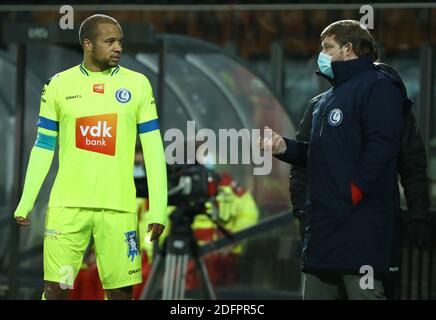 Hein Vanhaezebrouck, il nuovo capo allenatore di Gent, e Vadis Odjidja-Ofoe di Gent, raffigurati durante una partita di calcio tra KV Oostende e KAA Gent, domenica 06 dicembre Foto Stock