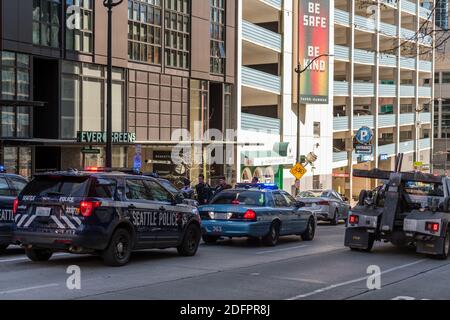 Seattle, Stati Uniti. 13 Apr 2020. La polizia sta facendo un test di sobrietà sul campo per un presunto conducente danneggiato nel centro città a metà giornata. Foto Stock