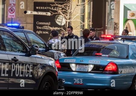 Seattle, Stati Uniti. 13 Apr 2020. La polizia sta facendo un test di sobrietà sul campo per un presunto conducente danneggiato nel centro città a metà giornata. Foto Stock