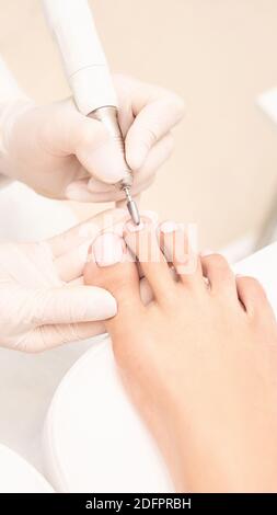 Manicure classica con unghie rosa su sfondo bianco. Concetto di trattamento spa Foto Stock