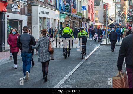 Cork, Irlanda. 5 dicembre 2020. I membri di un Garda Siochana pattugliano Oliver Plunkett Street nella città di Cork in una giornata molto impegnativa di shopping nella città di Cork. Credit: AG News/Alamy Live News Foto Stock