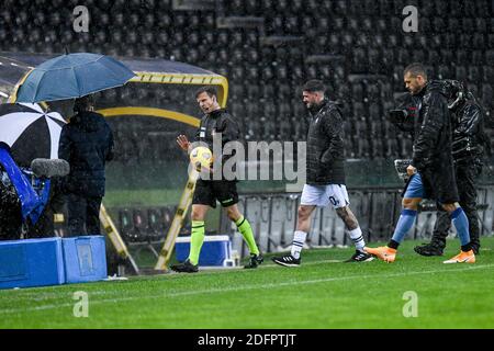 Udine, Italia. 6 Dicembre 2020. Udine, Italia, Dacia Arena - Stadio Friuli, 06 dicembre 2020, L'arbitro della partita Federico la penna torna all'armadietto con i due capitani De Paul e Toloi e sospende la partita a causa della pioggia pesante e sospende la partita a causa della pioggia pesante durante l'Udinese Calcio vs Atalanta Bergamasca Calcio - Campionato italiano di calcio Serie A partita Credit: Ettore Griffoni/LPS/ZUMA Wire/Alamy Live News Foto Stock