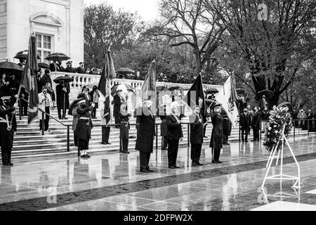 Arlington, Stati Uniti d'America. 11 Nov 2020. Il presidente Donald J. Trump, il vicepresidente Mike Pence, il segretario agli affari dei veterani Robert Wilkie e il generale dell'esercito degli Stati Uniti Omar Jones partecipano all'osservanza del National Veterans Day mercoledì 11 novembre 2020 al cimitero nazionale di Arlington, Virginia People: Presidente Donald J. Trump, Vice Presidente Mike Pence Credit: Storms Media Group/Alamy Live News Foto Stock