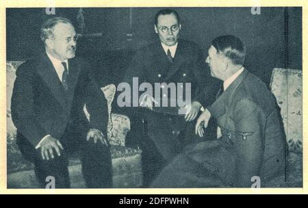 BERLINO - 12 NOVEMBRE 1940: Molotov e Hitler in conversazione, il Consigliere Gustav Hilger interpreta. Arriva il Ministro degli Esteri sovietico Vyacheslav Molotov Foto Stock