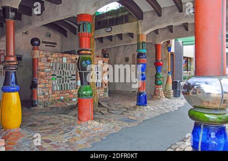 Ingresso al gabinetto di Hundertwasser Edificio, Gillies Street, Kawakawa, regione di Northland, Isola del nord, Nuova Zelanda Foto Stock