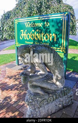 "Benvenuti a Hobbiton" segno, Broadway, Matamata, regione di Waikato, Isola del nord, Nuova Zelanda Foto Stock