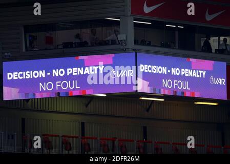 Liverpool, Regno Unito. 06 dicembre 2020. Il quadro di valutazione a seguito di una decisione del VAR mostra il risultato come nessuna sanzione. Premier League Match, Liverpool contro Wolverhampton Wanderers all'Anfield Stadium di Liverpool, Inghilterra, domenica 6 dicembre 2020. Questa immagine può essere utilizzata solo per scopi editoriali. Solo per uso editoriale, è richiesta una licenza per uso commerciale. Nessun uso in scommesse, giochi o un singolo club/campionato/giocatore publications.pic di Chris Stading/Andrew Orchard sports photography/Alamy Live News Credit: Andrew Orchard sports photography/Alamy Live News Foto Stock