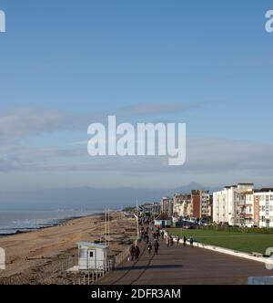 Guardando verso ovest lungo il lungomare di Bexhill in inverno con le persone a piedi. Foto Stock