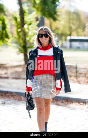 Street Style, Camille Callen (Noholita) in arrivo allo spettacolo "ready-to-wear" della primavera 2019 a Leonard, tenutosi al Pavillon Ledoyen, a Parigi, Francia, il 1° ottobre 2018. Foto di Marie-Paola Bertrand-Hillion/ABACAPRESS.COM Foto Stock