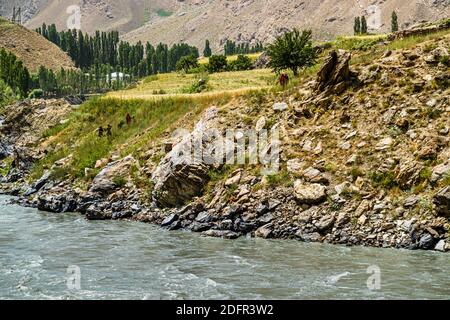 Silk Road vicino a Malvoj, Tagikistan e Afghanistan sul lato opposto del fiume Panj, Sist, Tagikistan Foto Stock