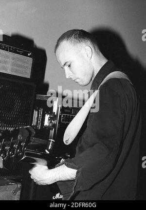 Il chitarrista Justin Harwood suonando con i brividi al Bowen West Theatre di Bedford, Regno Unito, il 3 marzo 1990. Foto Stock