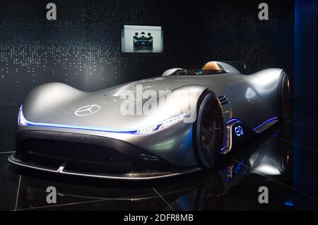 Mercedes Vision EQ Silver Arrow Concept durante il Paris Motor Show 2018, conosciuto come Mondial de l'Automobile, si è tenuto presso il centro espositivo Porte de Versailles di Parigi, Francia, il 2 ottobre 2018. Foto di Nicolas Genin/ABACAPRESS.COM Foto Stock