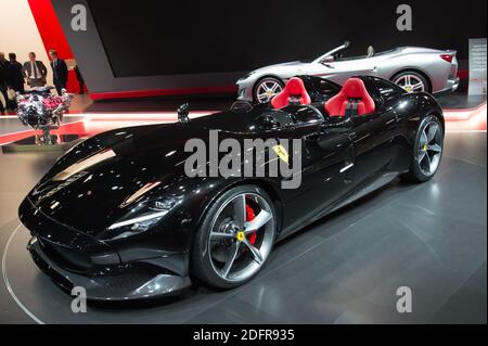 Ferrari Mondial de l'Automobile SP2 durante il Salone dell'automobile di Parigi 2018, che si tiene il 2 ottobre 2018 presso il centro espositivo Porte de Versailles di Parigi. Foto di Nicolas Genin/ABACAPRESS.COM Foto Stock