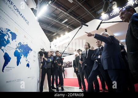 Supporto Omnium in plastica. Avec Luc CHATEL et Laurent BURELLE (PDG). Emmanuel MACRON (presidente della Republique Francaise), s'est réndu au Mondial de l'Auto (Paris Mondial Motor Show), le 3 ottobre 2018. Emmanuel MACRON (presidente francese), si è recato al Paris Mondial Motor Show, 3 ottobre 2018. Foto di Nicolas Messyasz/pool/ABACAPRESS.COM Foto Stock