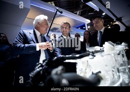 Supporto Omnium in plastica. Avec Laurent BURELLE (PDG). Emmanuel MACRON (presidente della Republique Francaise), s'est réndu au Mondial de l'Auto (Paris Mondial Motor Show), le 3 ottobre 2018. Emmanuel MACRON (presidente francese), si è recato al Paris Mondial Motor Show, 3 ottobre 2018. Foto di Nicolas Messyasz/pool/ABACAPRESS.COM Foto Stock