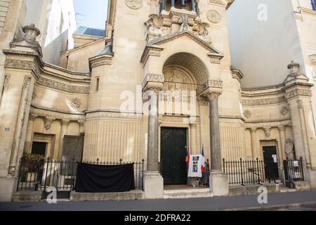 Tributo con foto del cantante francese Charles Aznavour di fronte ad una chiesa armena ortodossa di Parigi. Charles Aznavour morì il 1 ottobre 2019 alle 94 a Parigi, in Francia, il 04 ottobre 2018. Foto di Nasser Berzane/ABACAPRESS.COM. Foto Stock