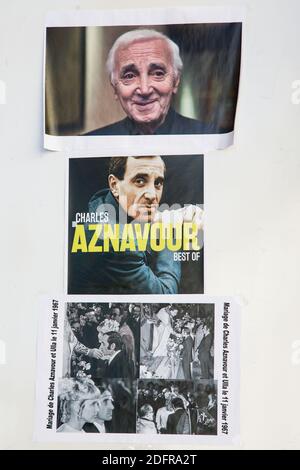 Tributo con foto del cantante francese Charles Aznavour di fronte ad una chiesa armena ortodossa di Parigi. Charles Aznavour morì il 1 ottobre 2019 alle 94 a Parigi, in Francia, il 04 ottobre 2018. Foto di Nasser Berzane/ABACAPRESS.COM. Foto Stock