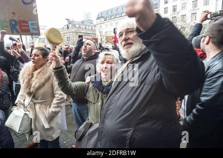 Manchester Piccadilly Gardens 6 dicembre 2020: Un uomo anziano e una donna mostrano il loro sostegno per i discorsi anti-blocco e sistema anti-Tier Foto Stock