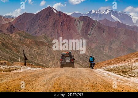 Biker e Landrover sulla Pamis Pass Road Маркансу, Tagikistan Foto Stock