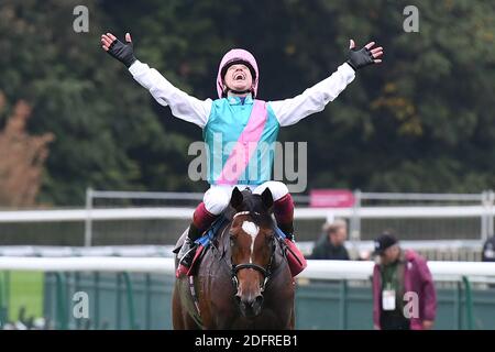 Frankie Dettori festeggia dopo aver cavalcato Enable per vincere il Qatar Prix de l'Arc de Triomphe durante il Grand Prix de l'Arc de Triomphe all'Ippodromo di Longchamp il 7 ottobre 2018 a Parigi, Francia. Foto di Laurent Zabulon/ABACAPRESS.COM Foto Stock