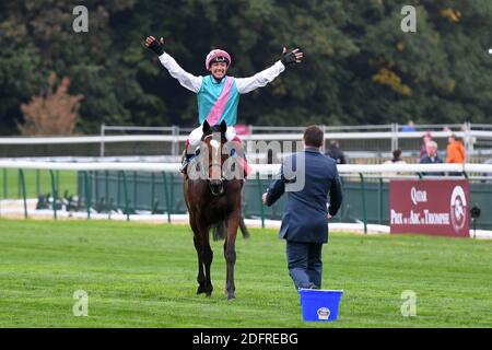 Frankie Dettori festeggia dopo aver cavalcato Enable per vincere il Qatar Prix de l'Arc de Triomphe durante il Grand Prix de l'Arc de Triomphe all'Ippodromo di Longchamp il 7 ottobre 2018 a Parigi, Francia. Foto di Laurent Zabulon/ABACAPRESS.COM Foto Stock