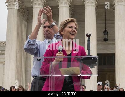 Senatore degli Stati Uniti Jeff Merkley (democratico dell'Oregon), sinistra, E la senatrice statunitense Elizabeth Warren (democratica del Massachusetts), a destra, parla alla protesta anti-Kavanaugh fuori dalla Corte Suprema degli Stati Uniti a Washington, DC, USA mentre i senatori statunitensi continuano le loro dichiarazioni di parola di fronte all'interno del Campidoglio americano sabato 6 ottobre 2018. Foto di Ron Sachs/CNP/ABACAPRESS.COM Foto Stock