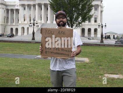 Un unico sostenitore pro-Kavanagh sui terreni del Campidoglio degli Stati Uniti a Washington, DC, USA, mentre le dichiarazioni del Senato degli Stati Uniti continuano all'interno dell'edificio sabato 6 ottobre 2018. Foto di Ron Sachs/CNP/ABACAPRESS.COM Foto Stock