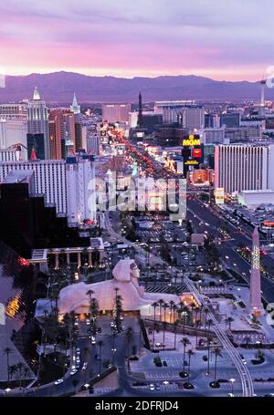 Una vista aerea al tramonto mostra le luci luminose degli esclusivi hotel resort e casinò che fiancheggiano la Strip, il soprannome della famosa sezione di 4.3 miglia (6.8 chilometri) del vivace Las Vegas Boulevard a Las Vegas, Nevada, Stati Uniti. Nota per il suo gioco d'azzardo e i suoi bei tempi, questa famigerata destinazione desertica è nata negli anni '40 con il suo primo hotel/casinò lungo la Strip. In questi giorni i cartelloni elettronici illuminano notte e giorno nei resort a tema che pubblicizzano i loro opulenti showroom con intrattenimento di grande nome che aiutano ad attrarre milioni di turisti ogni anno a Las Vegas. Foto Stock