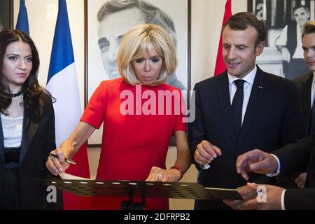 Il presidente francese Emmanuel Macron e la prima signora Brigitte Macron in visita al museo e alla Fondazione Charles Aznavour con Nicolas , figlio del cantautore francese-armeno Charles Aznavour e del presidente armeno Armen Sarkisian a Yerevan, Armenia, il 11 ottobre 2018. Foto di Eliot Blondt/ABACAPRESS.COM Foto Stock