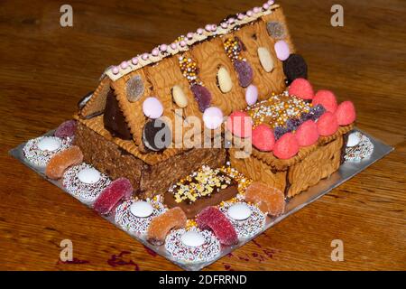 Knusperhäuschen aus Lebkuchen, Keksen, Spekulatius und Süßigkeiten Foto Stock