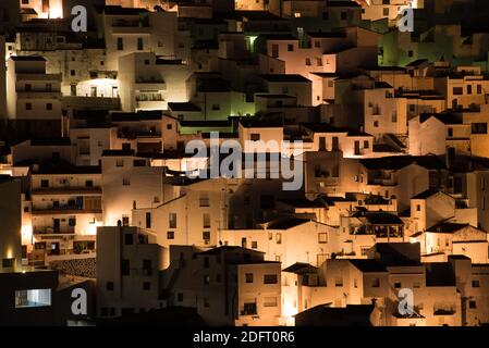 Casares, Malaga, Spagna: Un villaggio bianco nella Costa occidentale del Sol in inverno di notte Foto Stock