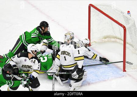 Il 6 dicembre 2020 Michael Joyaux, difensore del Western Michigan Broncos (3), guida per cercare di afferrare un anatra sciolto nella crease durante una partita di hockey maschile dell'NCAA D1 tra l'Università del North Dakota Fighting Hawks e il Western Michigan Broncos all'arena Baxter di Omaha, Nebraska, sede della NCHC ''Pod'', dove le prime 38 partite della National Collegiate Hockey Conference vengono giocate in condizioni sicure per proteggersi dal Covid-19. Il North Dakota ha vinto 8-2. Foto di Russell Hons/CSM Foto Stock