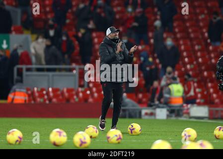 Liverpool, Regno Unito. 06 dicembre 2020. Liverpool Manager Jurgen Klopp applaude i fan di Liverpool dopo il gioco. Premier League Match, Liverpool contro Wolverhampton Wanderers all'Anfield Stadium di Liverpool, Inghilterra, domenica 6 dicembre 2020. Questa immagine può essere utilizzata solo per scopi editoriali. Solo per uso editoriale, è richiesta una licenza per uso commerciale. Nessun uso in scommesse, giochi o un singolo club/campionato/giocatore publications.pic di Chris Stading/Andrew Orchard sports photography/Alamy Live News Credit: Andrew Orchard sports photography/Alamy Live News Foto Stock