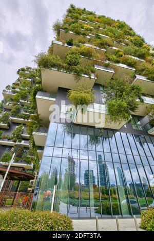 Milano, Lombardia, Italia - 04.10.2020 - primo piano Bosco verticale Milano residenza porta nuova - edificio forestale verticale nel quartiere porta Nuova, vie Foto Stock
