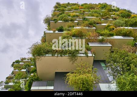 Milano, Lombardia, Italia - 04.10.2020 - Bosco verticale Milano residenza porta nuova - edificio forestale verticale nel quartiere di porta Nuova, con vista dalla s Foto Stock