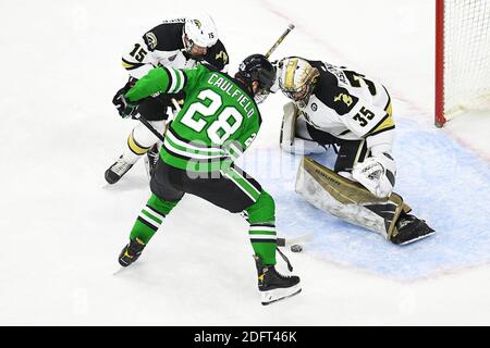 6 dicembre 2020 North Dakota Fighting Hawks Forward Judd Caulfield (28) e il difensore del Broncos del Michigan occidentale Daniel Hilsendager (15) combattono per il puck di fronte al goaltender Alex Aslanidis del Michigan occidentale (35) durante una partita di hockey maschile della NCAA D1 tra l'Università del North Dakota Fighting Hawks e il Western Michigan Broncos all'arena Baxter di Omaha, Nebraska, sede del NCHC ''Pod'', dove le prime 38 partite della National Collegiate Hockey Conference vengono giocate in condizioni sicure per proteggersi dal Covid-19. Il North Dakota ha vinto 8-2. Foto di Russell Hons/CSM. Foto Stock