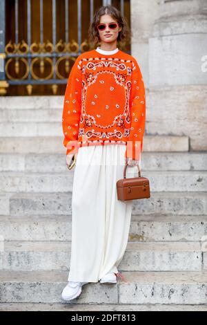 Street Style, modello Giedre Dukauskaite dopo lo spettacolo di primavera 2019 Stella McCartney, tenuto al Palais Garnier, a Parigi, Francia, il 1° ottobre 2018. Foto di Marie-Paola Bertrand-Hillion/ABACAPRESS.COM Foto Stock