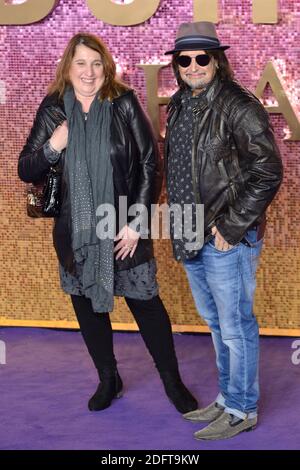 Phil Campbell e sua moglie frequentano la prima mondiale della Rhapsody boema alla Wembley Arena di Londra, Inghilterra, il 23 ottobre 2018. Foto di Aurore Marechal/ABACAPRESS.COM Foto Stock