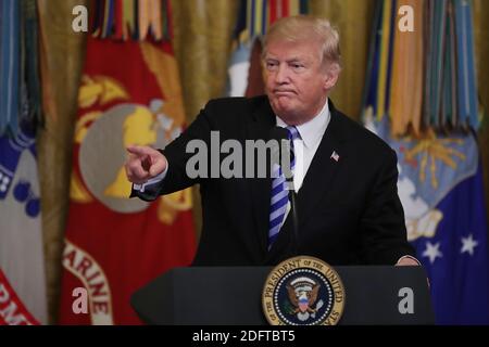 WASHINGTON, DC - OTTOBRE 25: (AFP OUT) il Presidente degli Stati Uniti Donald Trump commemora il 35° anniversario dell'attacco alle baracche di Beirut durante un evento nella Sala Est della Casa Bianca il 25 ottobre 2018 a Washington, DC. Il 23 ottobre 1983 due bombe di camion hanno colpito gli edifici che ospitano la forza multinazionale in Libano (MNF), uccidendo 241 soldati di pace statunitensi e 58 francesi e 6 civili. Foto di chip Somodevilla/ABACAPRESS.COM Foto Stock