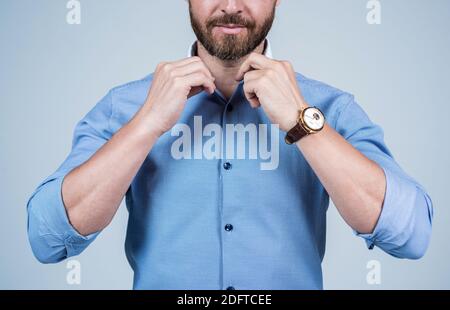 Uomo bearded vista corta fix moda maglia blu colletto indossando orologio da polso, casual. Foto Stock